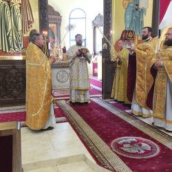 В воскресный день епископ Серафим совершил Божественную литургию в кафедральном соборе