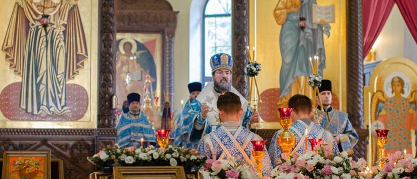 В праздник Успения Пресвятой Богородицы епископ Серафим совершил Божественную Литургию в Никольском соборе