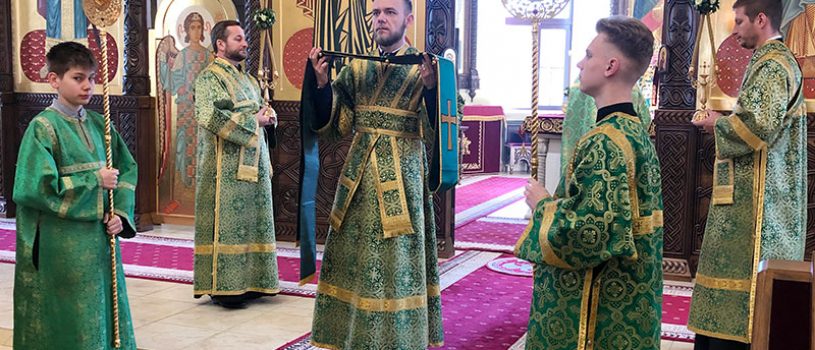 В Вербное воскресенье епископ Серафим совершил Божественную литургию и диаконскую хиротонию в Никольском соборе
