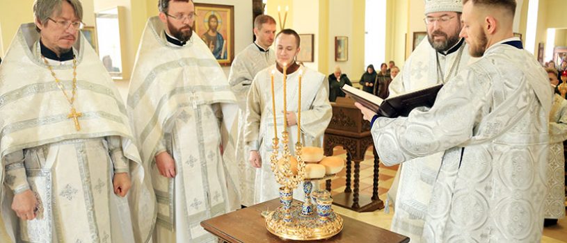 В Великую Субботу епископ Серафим совершил Божественную литургию в кафедральном соборе